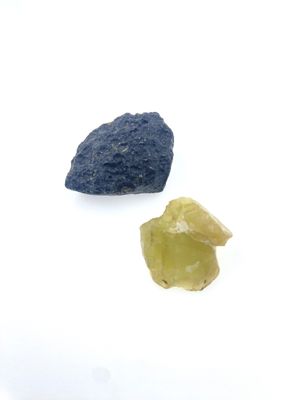 DEUX PIERRES à l'état brut non taillées.