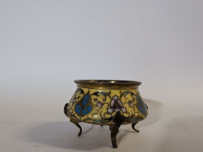 un petit bol en métal orné d'un motif floral