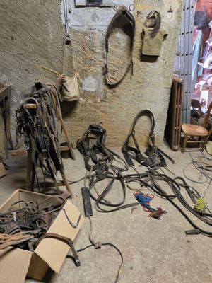 une pièce où il y a tout un tas d'outils par terre