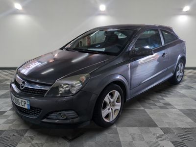 la photo d'une voiture garée dans un garage