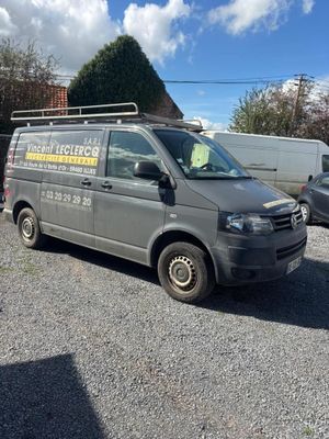 une camionnette garée dans un parking