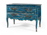 une vieille commode bleue avec des poignées et des tiroirs ouvragés