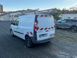 une camionnette garée sur le côté de la route