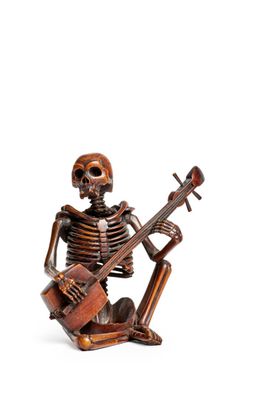 figurine représentant un squelette jouant du luth