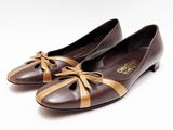 une paire de chaussures marron et beige ornées de nœuds sur le bout