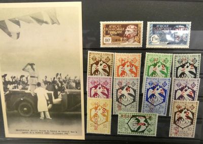 une vieille photo représentant un ensemble de timbres sur lesquels figure l'image d'une femme dans une voiture