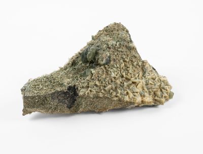 un morceau de roche sur lequel se trouve une substance quelconque