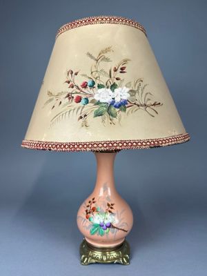 LAMPE à PÉTROLE en céramique vieux rose à décor de bouquets …