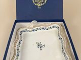 l'image d'une boîte bleue avec une plaque blanche à l'intérieur