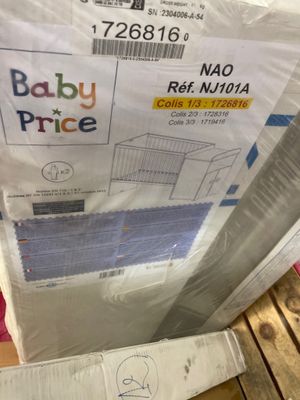 une boîte sur laquelle est collée une étiquette indiquant le prix « bébé », posée sur une table