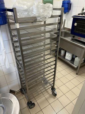 une photo d'une cuisine professionnelle équipée d'appareils en acier inoxydable