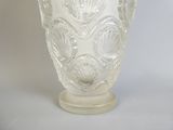 un vase en verre posé sur une table