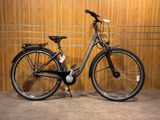 un vélo garé devant un mur en bois