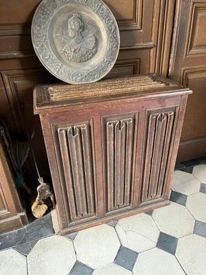 une assiette posée sur le dessus d'un meuble dans une pièce