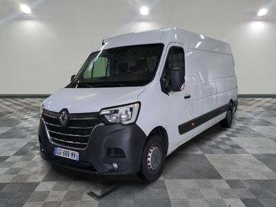 la photo d'une camionnette blanche garée dans une pièce