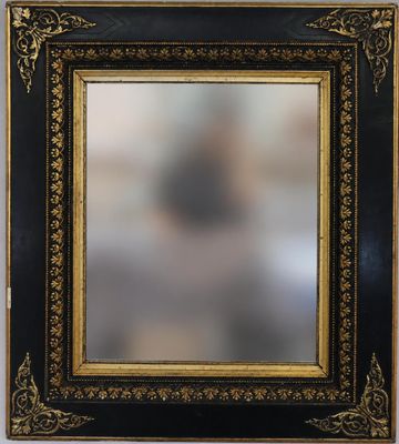un cadre photo noir et doré avec une bordure dorée