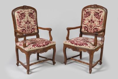 paire de fauteuils français du XIXe siècle en noyer sculpté