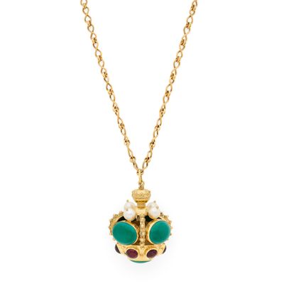 un collier plaqué or orné d'une perle verte et rouge