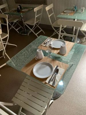 Des tables et des chaises sont disposées dans un restaurant avec vue sur l'océan