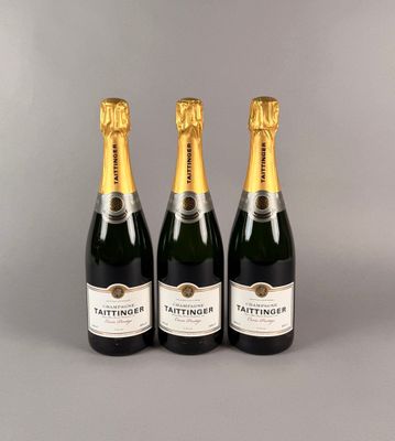 trois bouteilles de champagne posées côte à côte sur une table