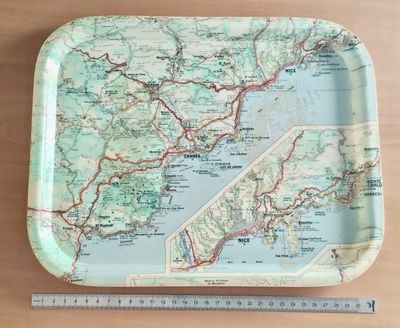 un plateau sur lequel est posée une carte, posé sur une table