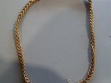 collier plaqué or orné d'une breloque en forme de cœur, monté sur une chaîne plaquée or
