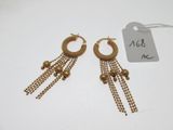 une paire de boucles d'oreilles en or ornées de pompons