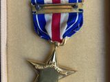 une médaille dans une boîte sur laquelle figure une étoile