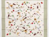 un gros plan sur un foulard carré orné d'insectes