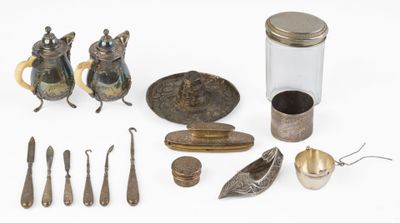 un grand nombre d'objets posés sur une table