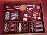 une boîte en bois contenant de l'argenterie sur une table