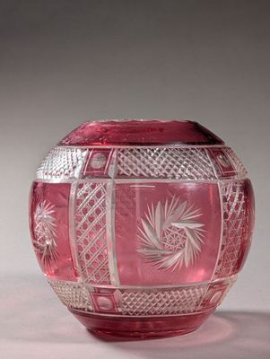 un vase en verre rose orné d'un motif de pin