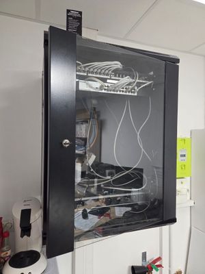une photo d'une armoire informatique contenant des câbles