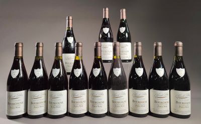 six bouteilles de vin sont alignées sur une table