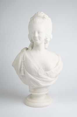 buste en marbre blanc représentant une femme, posé sur un socle, sur fond blanc