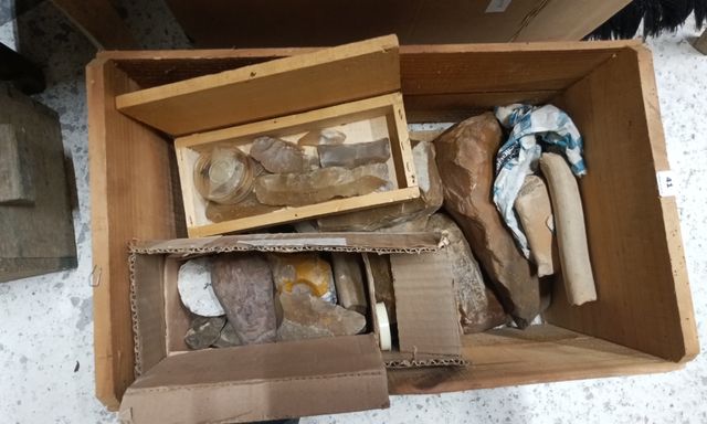 Carton contenant bifaces, silex non taillés et divers