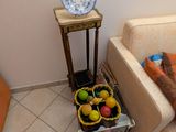 un canapé et un plateau de fruits dans un salon