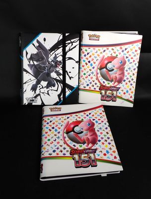 trois cartes Pokémon sur lesquelles figure l'image d'un personnage Pokémon