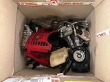 une boîte posée par terre, contenant une moto