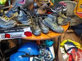 de nombreuses paires de chaussures posées sur une table dans une pièce