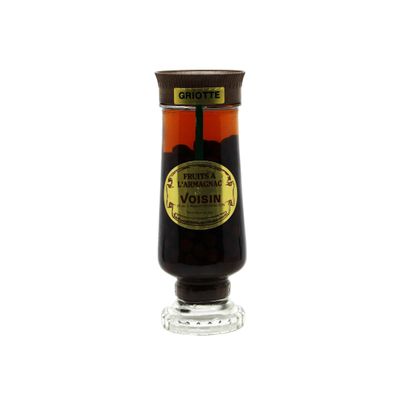 une bouteille de sirop posée sur une table
