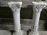 deux vases blancs posés l'un à côté de l'autre sur une table