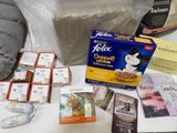 de nombreux objets posés sur une table dans la pièce