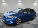 une voiture bleue garée dans un garage au sol en damier