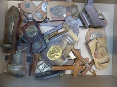 une boîte remplie d'objets anciens qui se trouvent dans la boîte