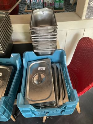 Plusieurs plateaux de nourriture sont empilés les uns sur les autres sur une table
