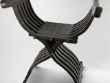 une image représentant une chaise en bois et en métal