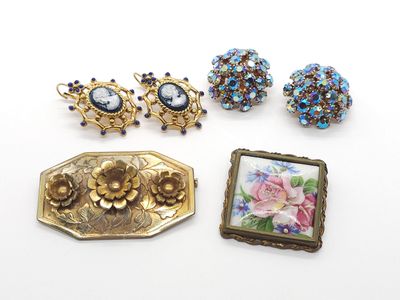 trois bijoux, dont une broche, une broche et une broche