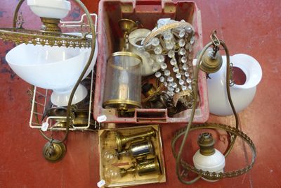 un grand nombre d'objets posés sur une table