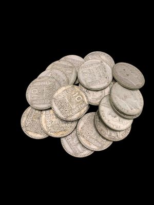 quelques pièces d'argent sont empilées les unes sur les autres sur un fond noir